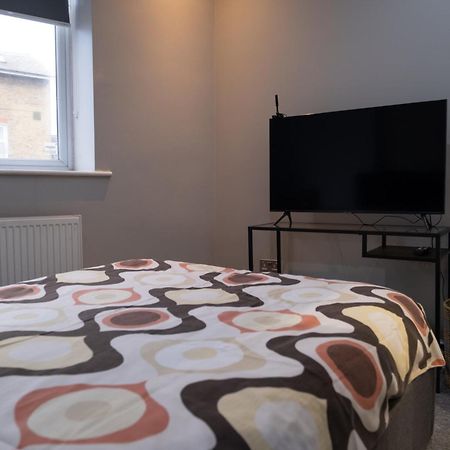 Spacious 2 Bed 2 Bath Apartment With Free Parking For 2 Cars And Underground Station Zone 2 For Quick Access To Central London Up To 10 Guests Екстериор снимка