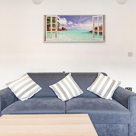 Spacious 2 Bed 2 Bath Apartment With Free Parking For 2 Cars And Underground Station Zone 2 For Quick Access To Central London Up To 10 Guests Екстериор снимка