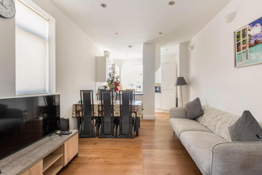 Spacious 2 Bed 2 Bath Apartment With Free Parking For 2 Cars And Underground Station Zone 2 For Quick Access To Central London Up To 10 Guests Екстериор снимка