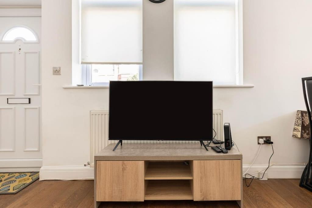 Spacious 2 Bed 2 Bath Apartment With Free Parking For 2 Cars And Underground Station Zone 2 For Quick Access To Central London Up To 10 Guests Екстериор снимка