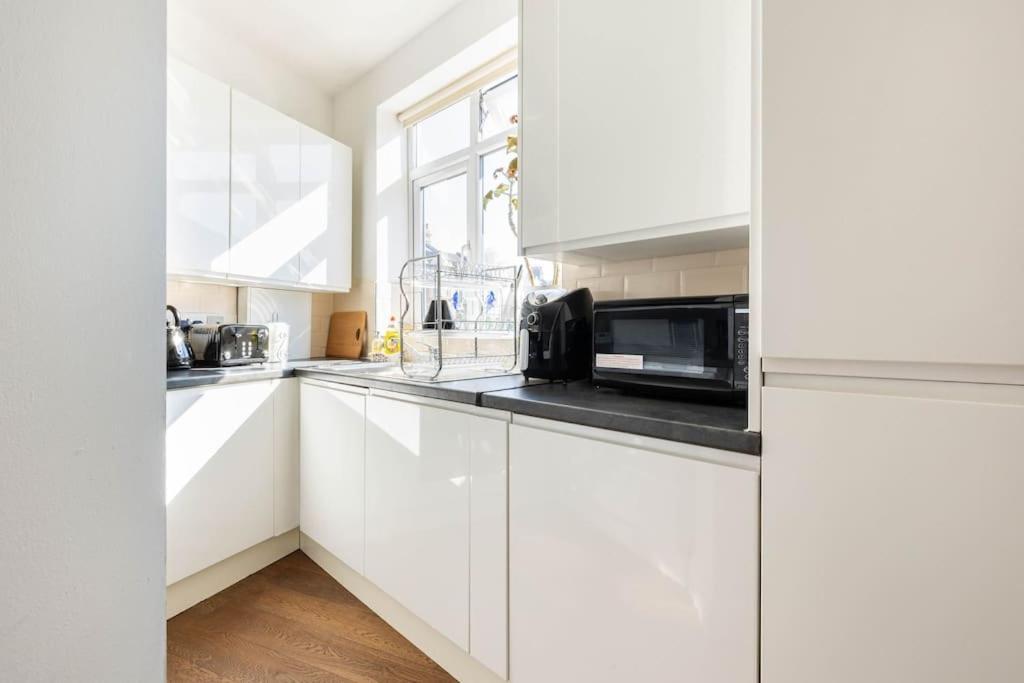 Spacious 2 Bed 2 Bath Apartment With Free Parking For 2 Cars And Underground Station Zone 2 For Quick Access To Central London Up To 10 Guests Екстериор снимка