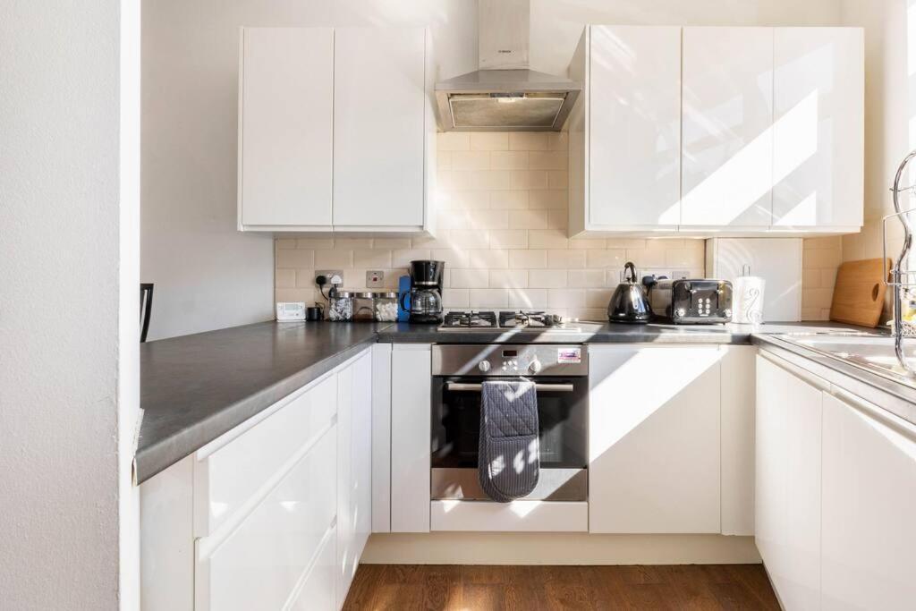 Spacious 2 Bed 2 Bath Apartment With Free Parking For 2 Cars And Underground Station Zone 2 For Quick Access To Central London Up To 10 Guests Екстериор снимка