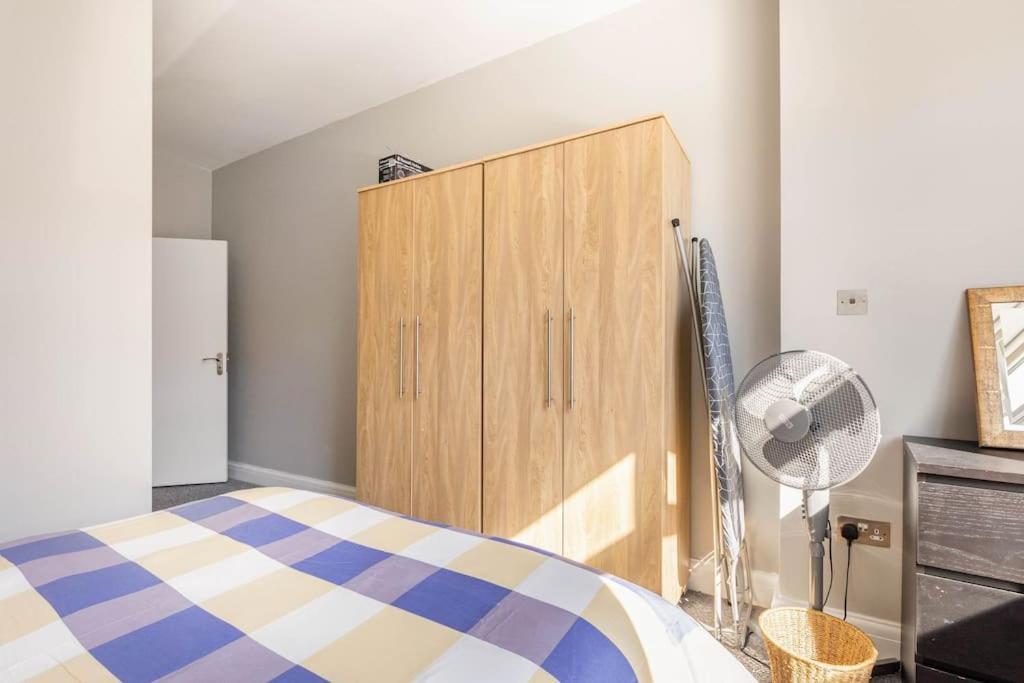 Spacious 2 Bed 2 Bath Apartment With Free Parking For 2 Cars And Underground Station Zone 2 For Quick Access To Central London Up To 10 Guests Екстериор снимка