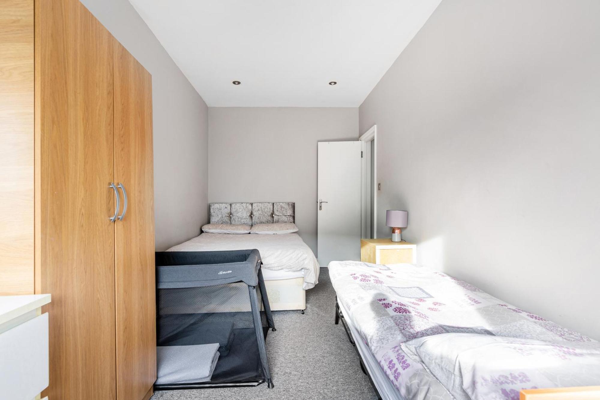 Spacious 2 Bed 2 Bath Apartment With Free Parking For 2 Cars And Underground Station Zone 2 For Quick Access To Central London Up To 10 Guests Екстериор снимка