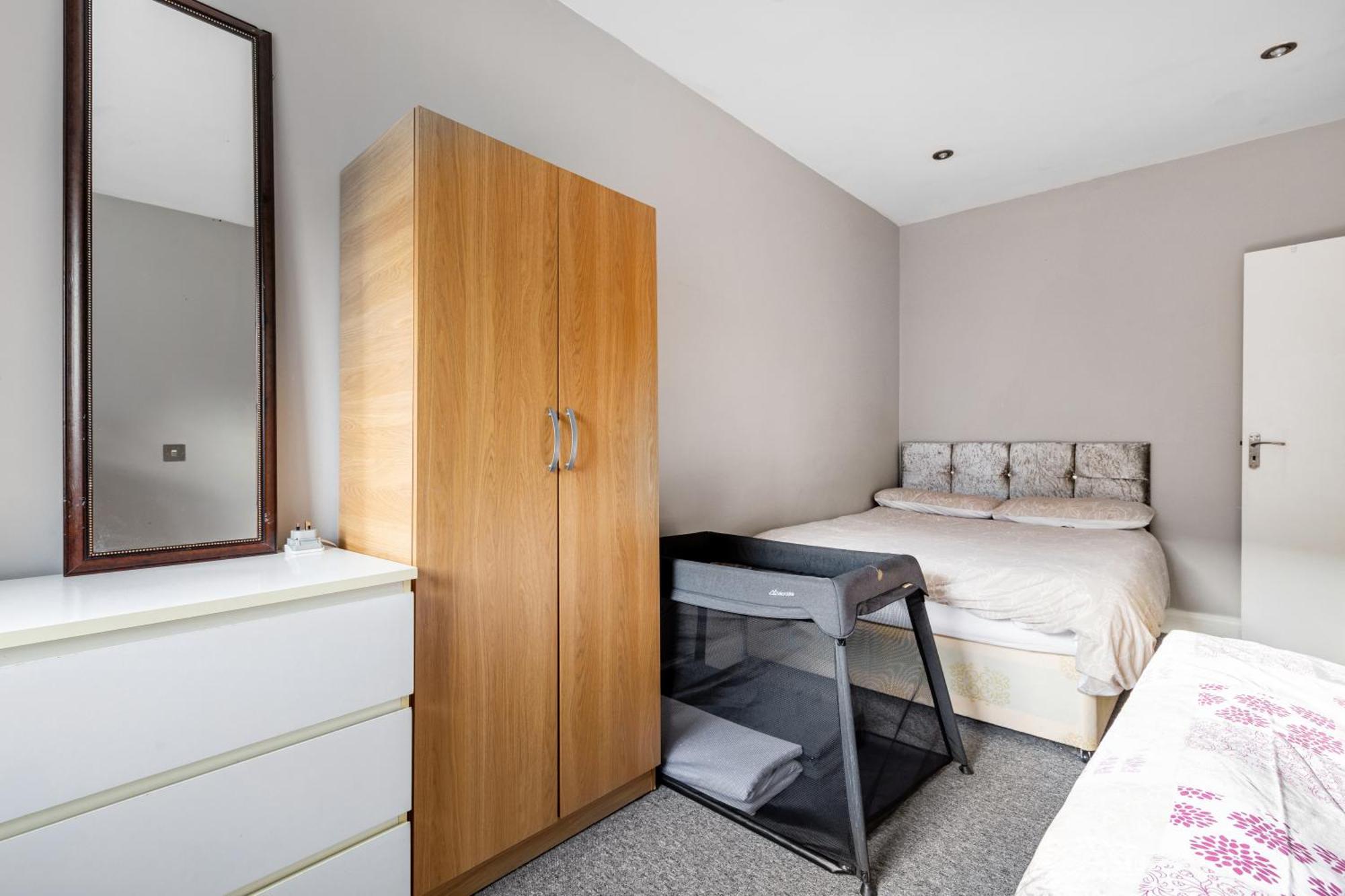 Spacious 2 Bed 2 Bath Apartment With Free Parking For 2 Cars And Underground Station Zone 2 For Quick Access To Central London Up To 10 Guests Екстериор снимка