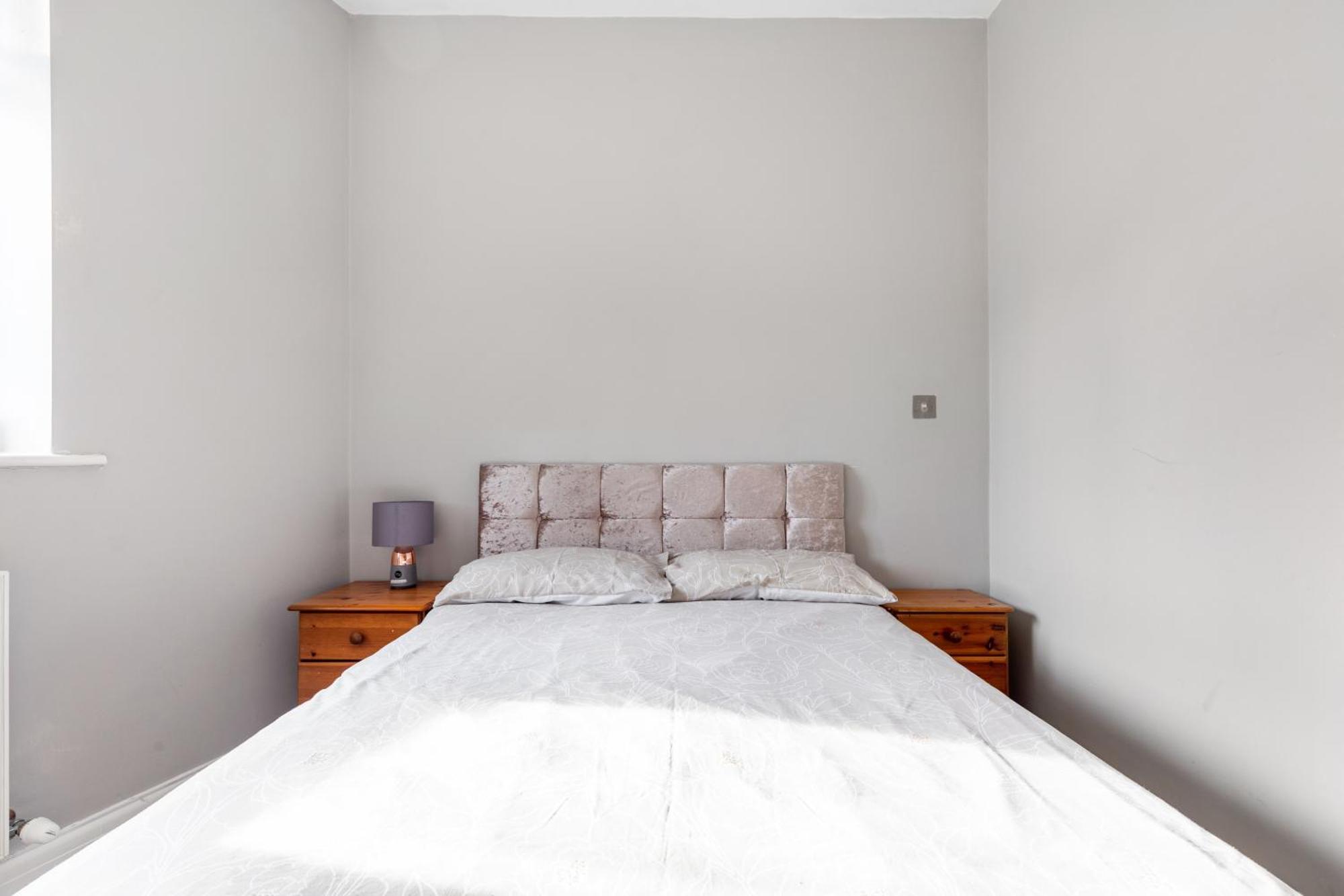 Spacious 2 Bed 2 Bath Apartment With Free Parking For 2 Cars And Underground Station Zone 2 For Quick Access To Central London Up To 10 Guests Екстериор снимка
