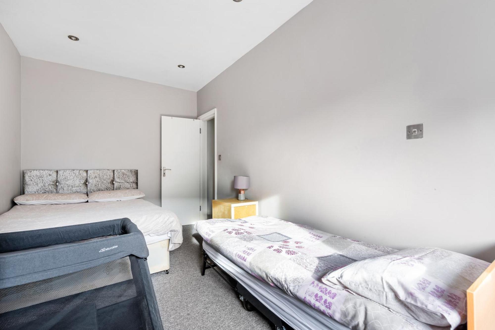Spacious 2 Bed 2 Bath Apartment With Free Parking For 2 Cars And Underground Station Zone 2 For Quick Access To Central London Up To 10 Guests Екстериор снимка