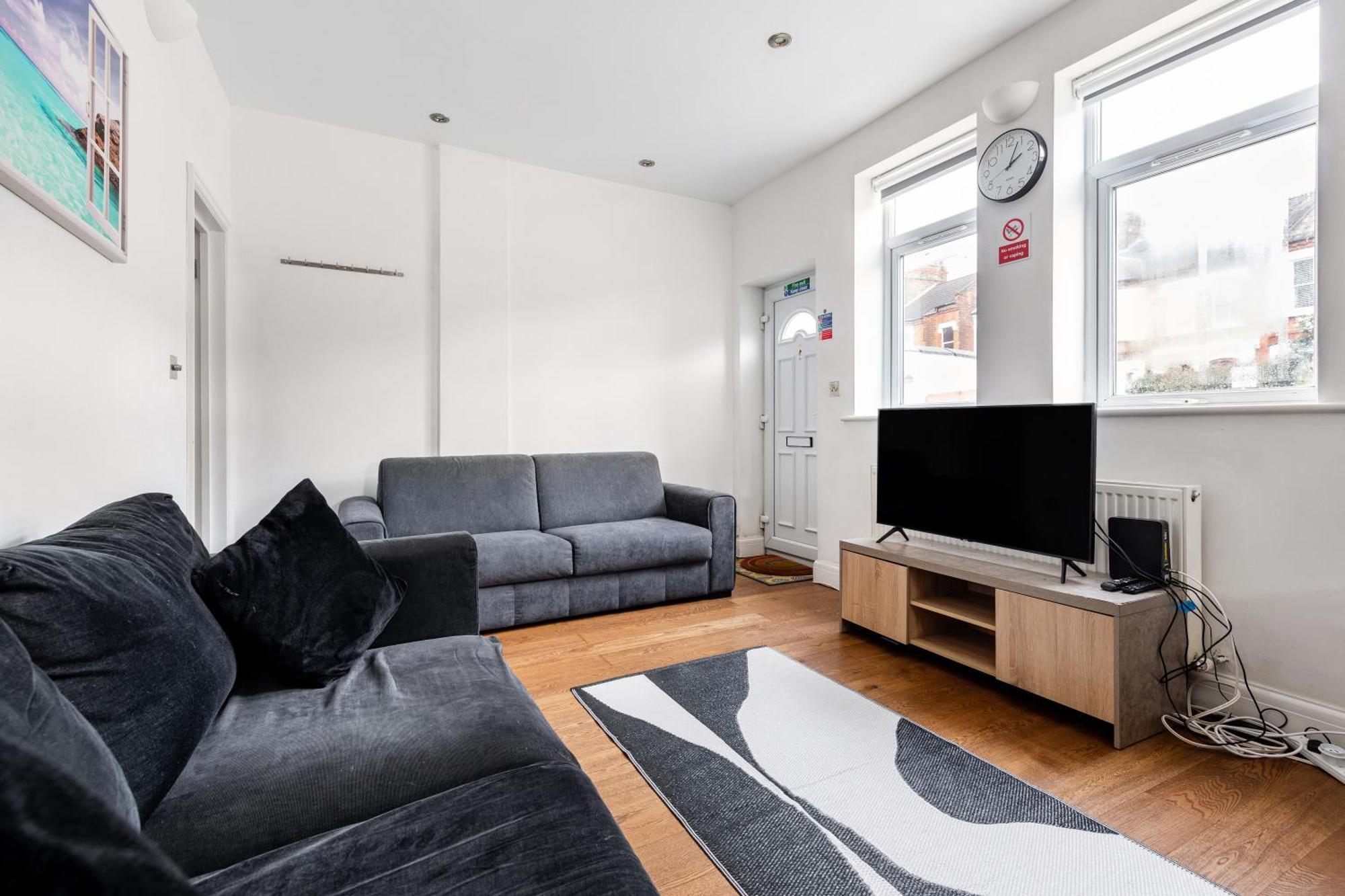 Spacious 2 Bed 2 Bath Apartment With Free Parking For 2 Cars And Underground Station Zone 2 For Quick Access To Central London Up To 10 Guests Екстериор снимка