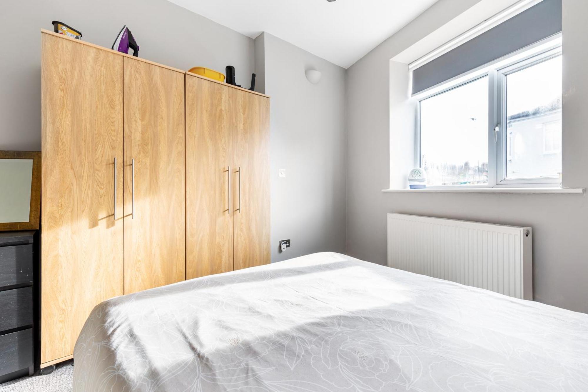 Spacious 2 Bed 2 Bath Apartment With Free Parking For 2 Cars And Underground Station Zone 2 For Quick Access To Central London Up To 10 Guests Екстериор снимка