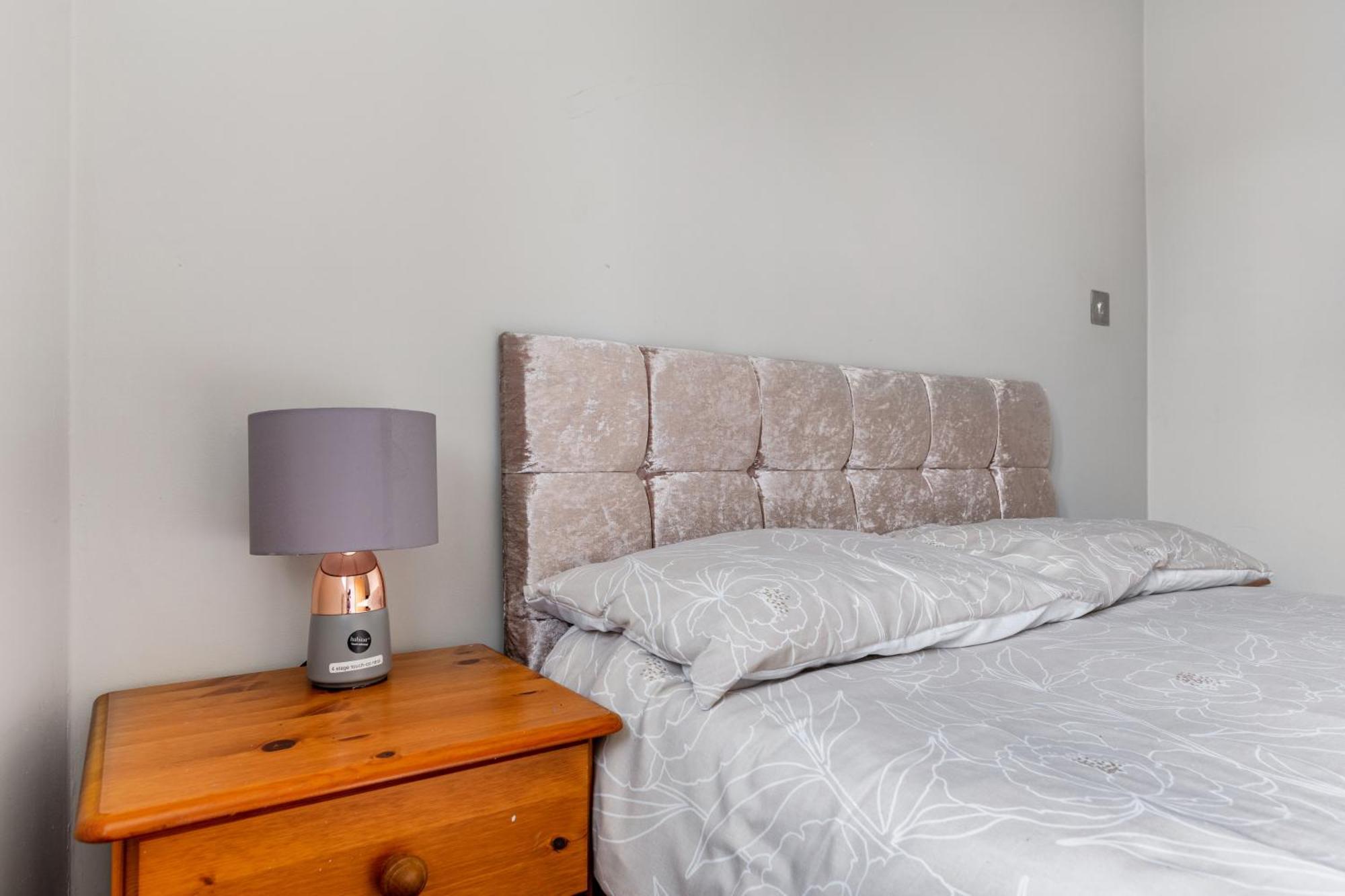 Spacious 2 Bed 2 Bath Apartment With Free Parking For 2 Cars And Underground Station Zone 2 For Quick Access To Central London Up To 10 Guests Екстериор снимка