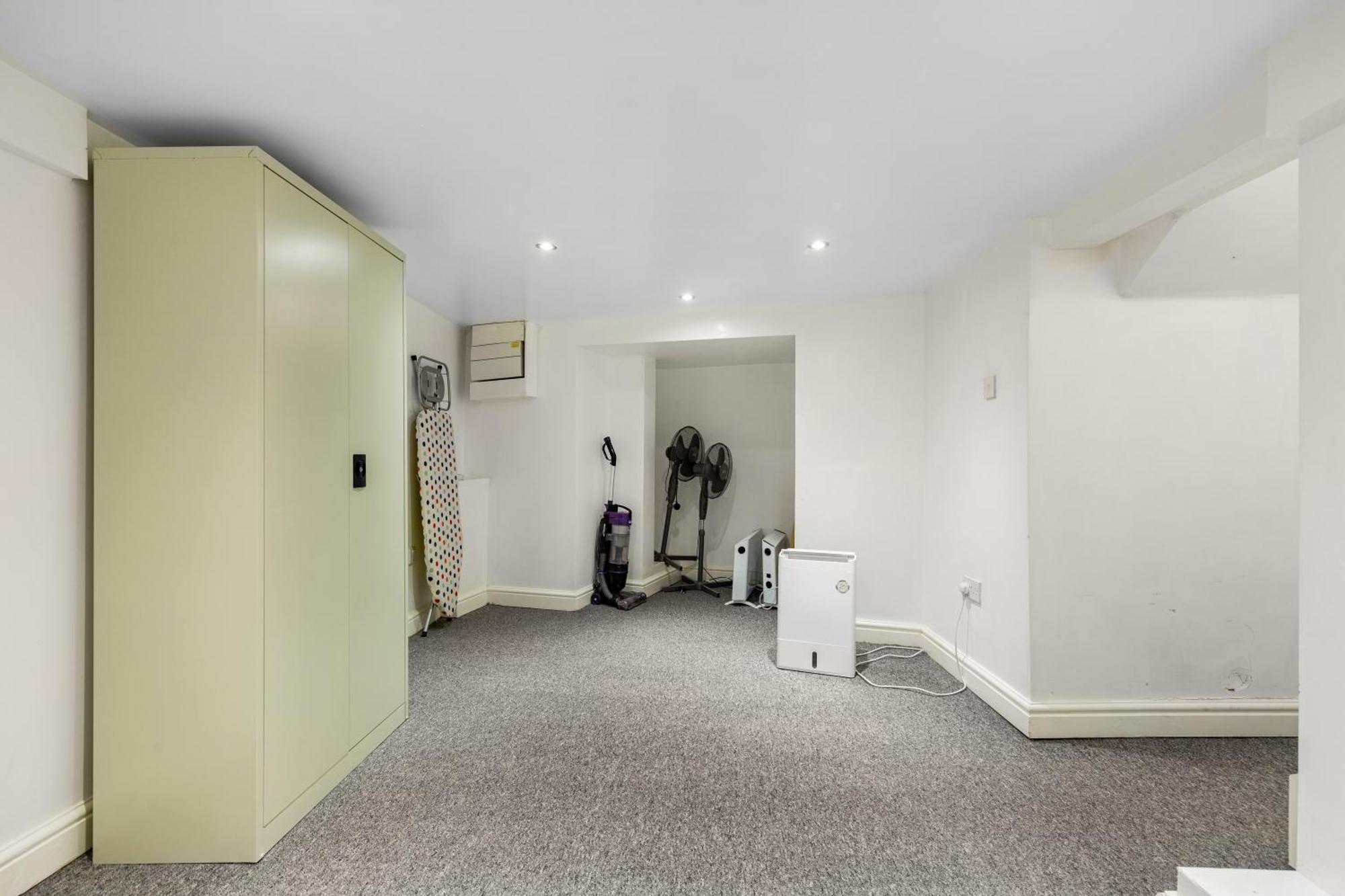 Spacious 2 Bed 2 Bath Apartment With Free Parking For 2 Cars And Underground Station Zone 2 For Quick Access To Central London Up To 10 Guests Екстериор снимка