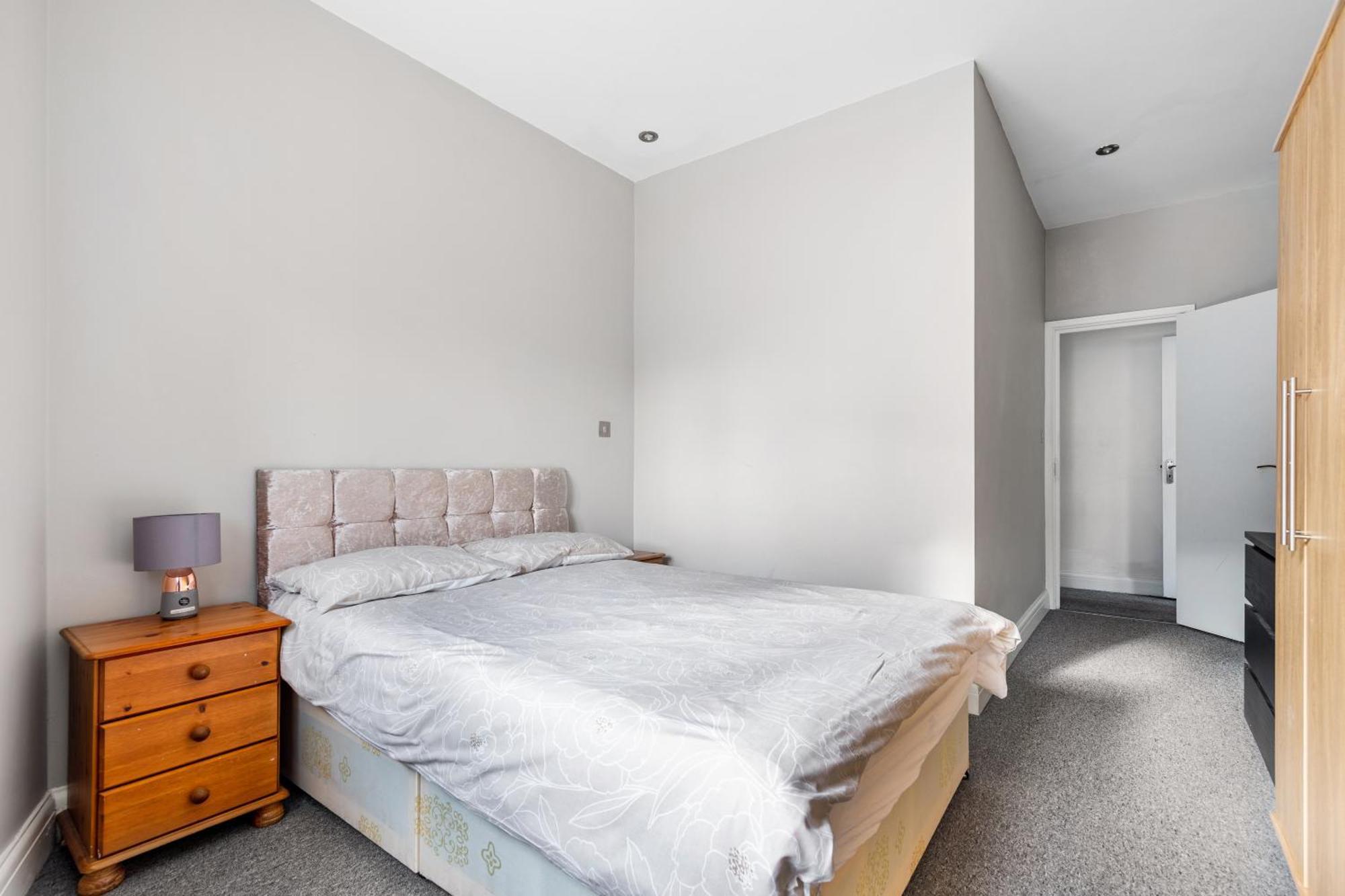 Spacious 2 Bed 2 Bath Apartment With Free Parking For 2 Cars And Underground Station Zone 2 For Quick Access To Central London Up To 10 Guests Екстериор снимка