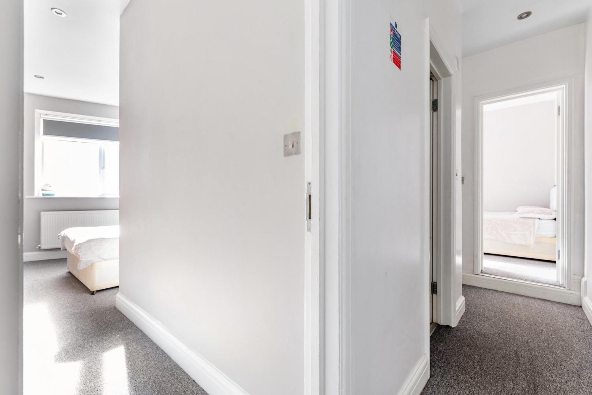 Spacious 2 Bed 2 Bath Apartment With Free Parking For 2 Cars And Underground Station Zone 2 For Quick Access To Central London Up To 10 Guests Екстериор снимка