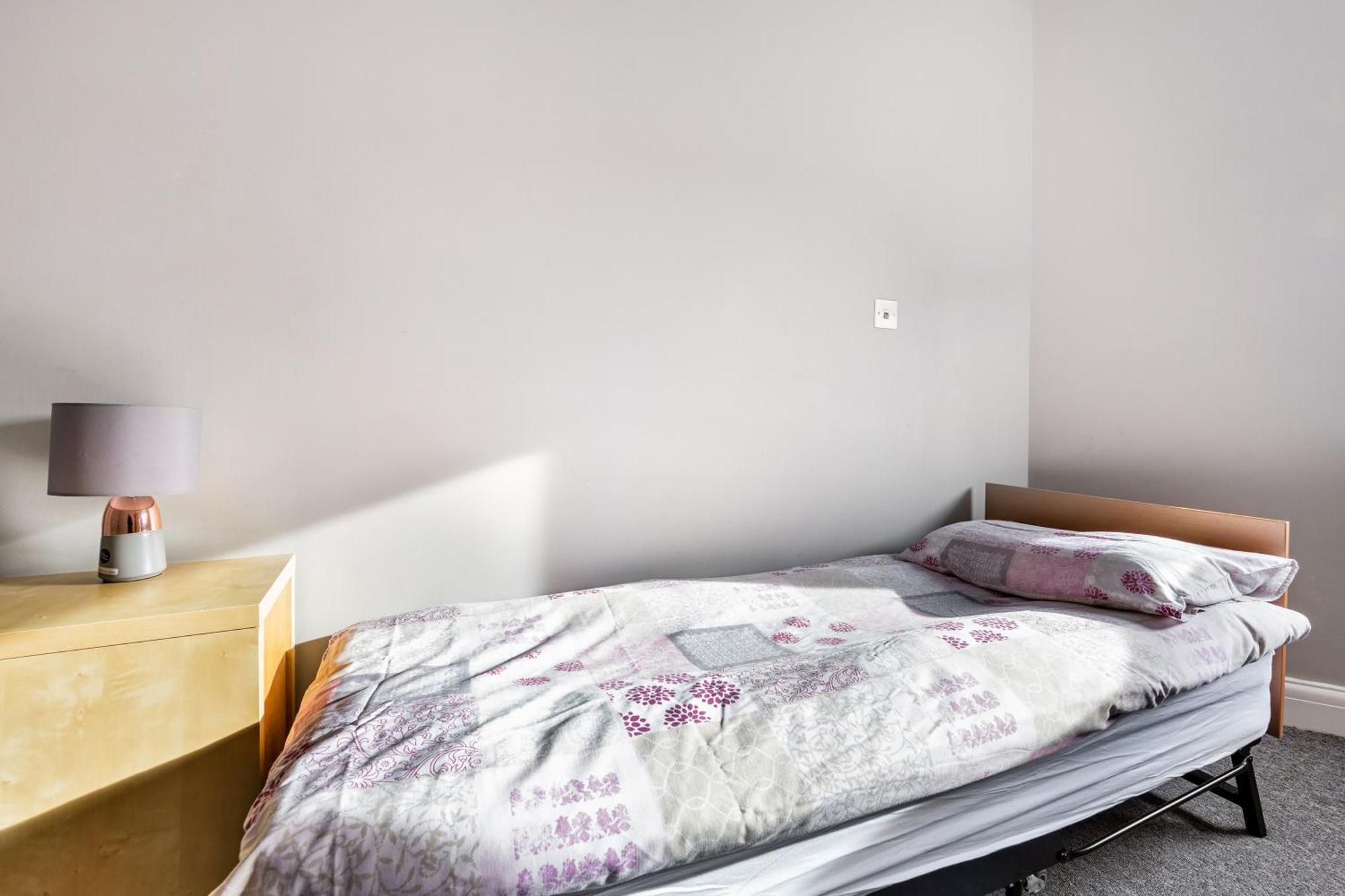 Spacious 2 Bed 2 Bath Apartment With Free Parking For 2 Cars And Underground Station Zone 2 For Quick Access To Central London Up To 10 Guests Екстериор снимка