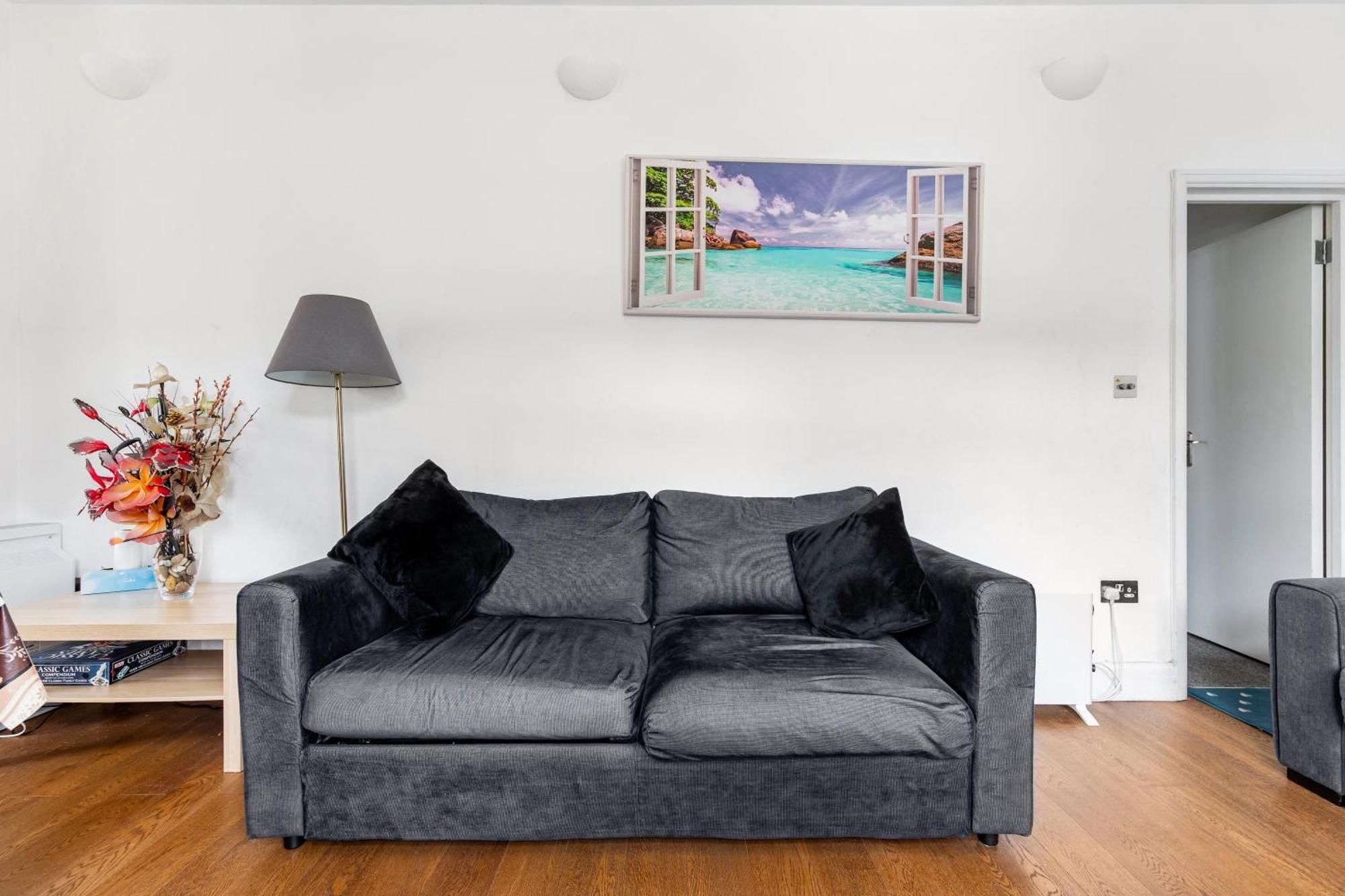 Spacious 2 Bed 2 Bath Apartment With Free Parking For 2 Cars And Underground Station Zone 2 For Quick Access To Central London Up To 10 Guests Екстериор снимка
