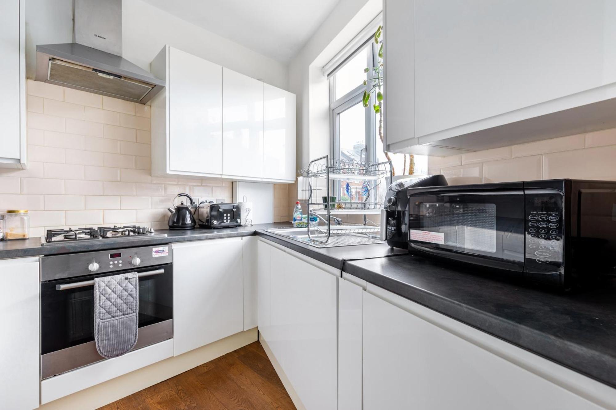 Spacious 2 Bed 2 Bath Apartment With Free Parking For 2 Cars And Underground Station Zone 2 For Quick Access To Central London Up To 10 Guests Екстериор снимка
