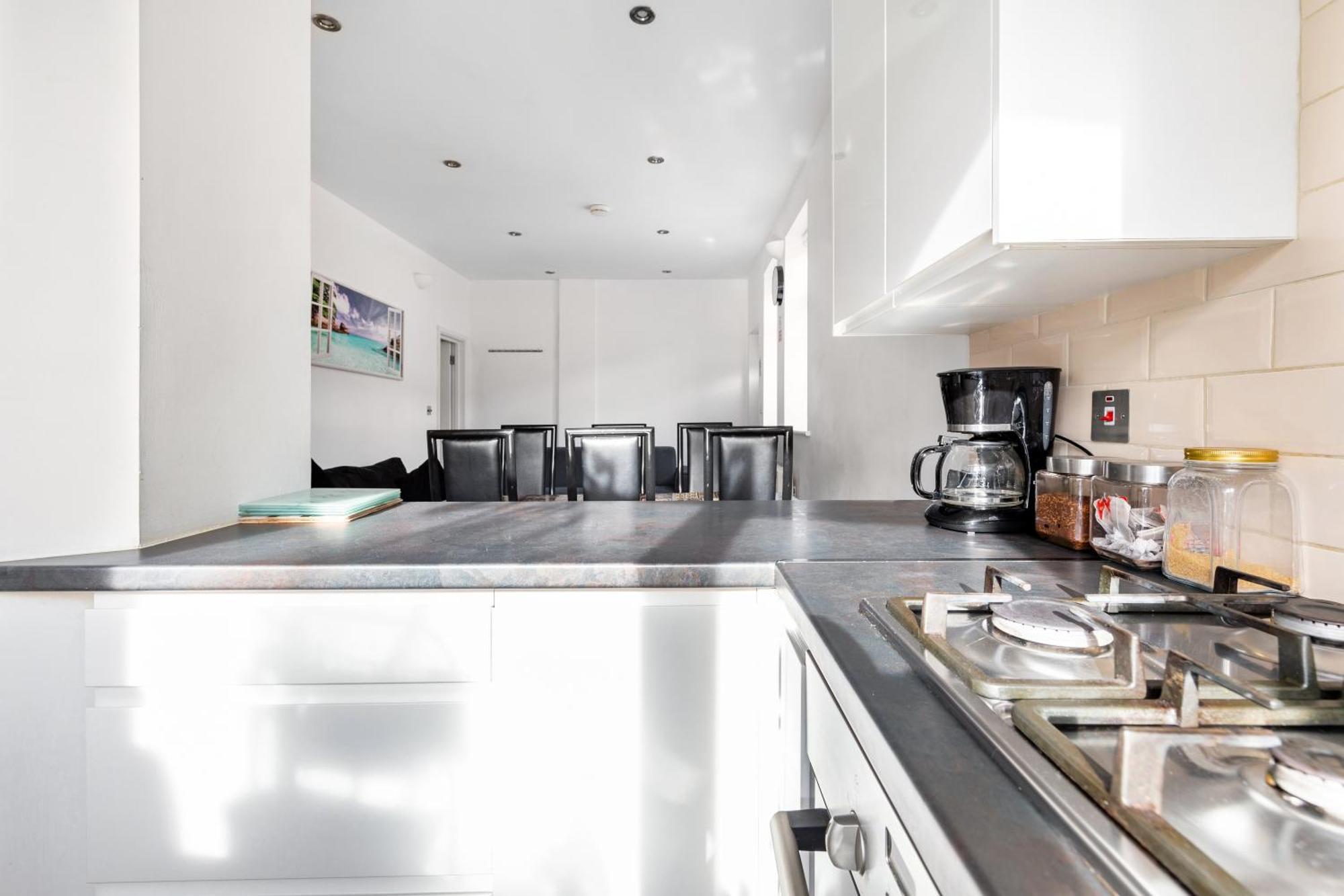 Spacious 2 Bed 2 Bath Apartment With Free Parking For 2 Cars And Underground Station Zone 2 For Quick Access To Central London Up To 10 Guests Екстериор снимка