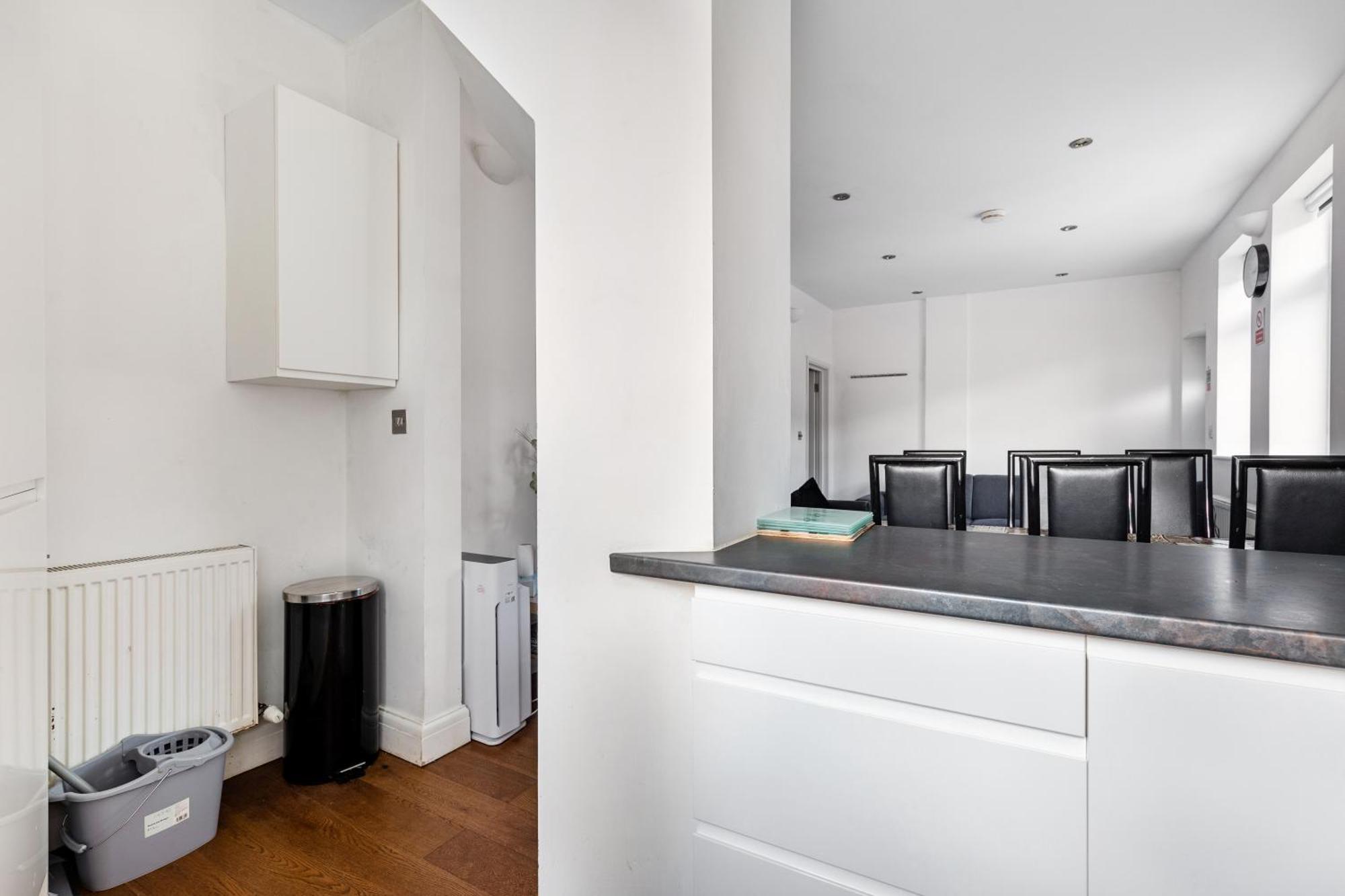 Spacious 2 Bed 2 Bath Apartment With Free Parking For 2 Cars And Underground Station Zone 2 For Quick Access To Central London Up To 10 Guests Екстериор снимка