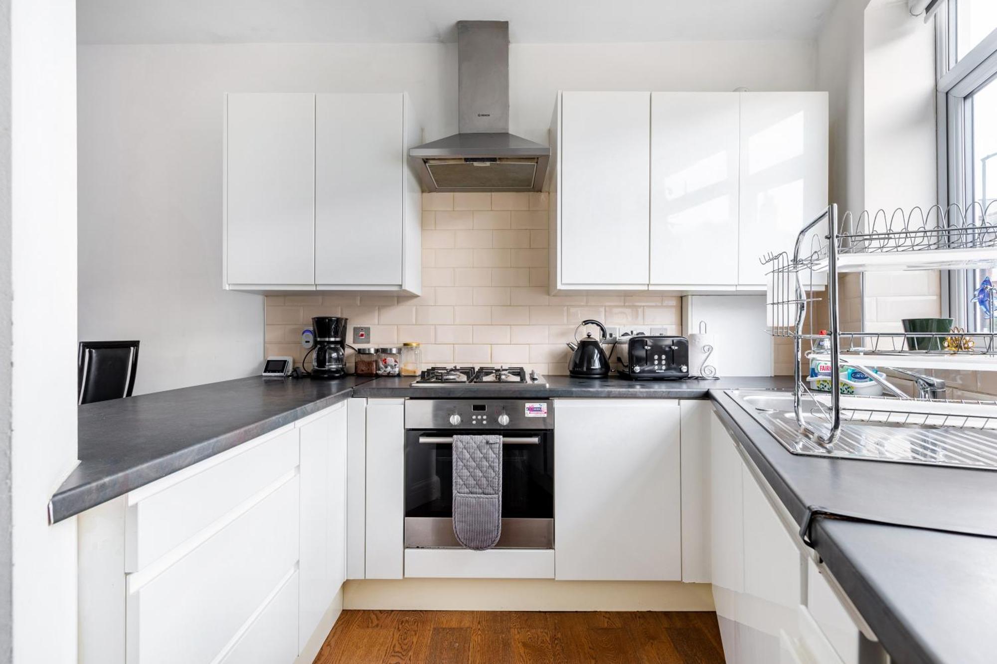 Spacious 2 Bed 2 Bath Apartment With Free Parking For 2 Cars And Underground Station Zone 2 For Quick Access To Central London Up To 10 Guests Екстериор снимка