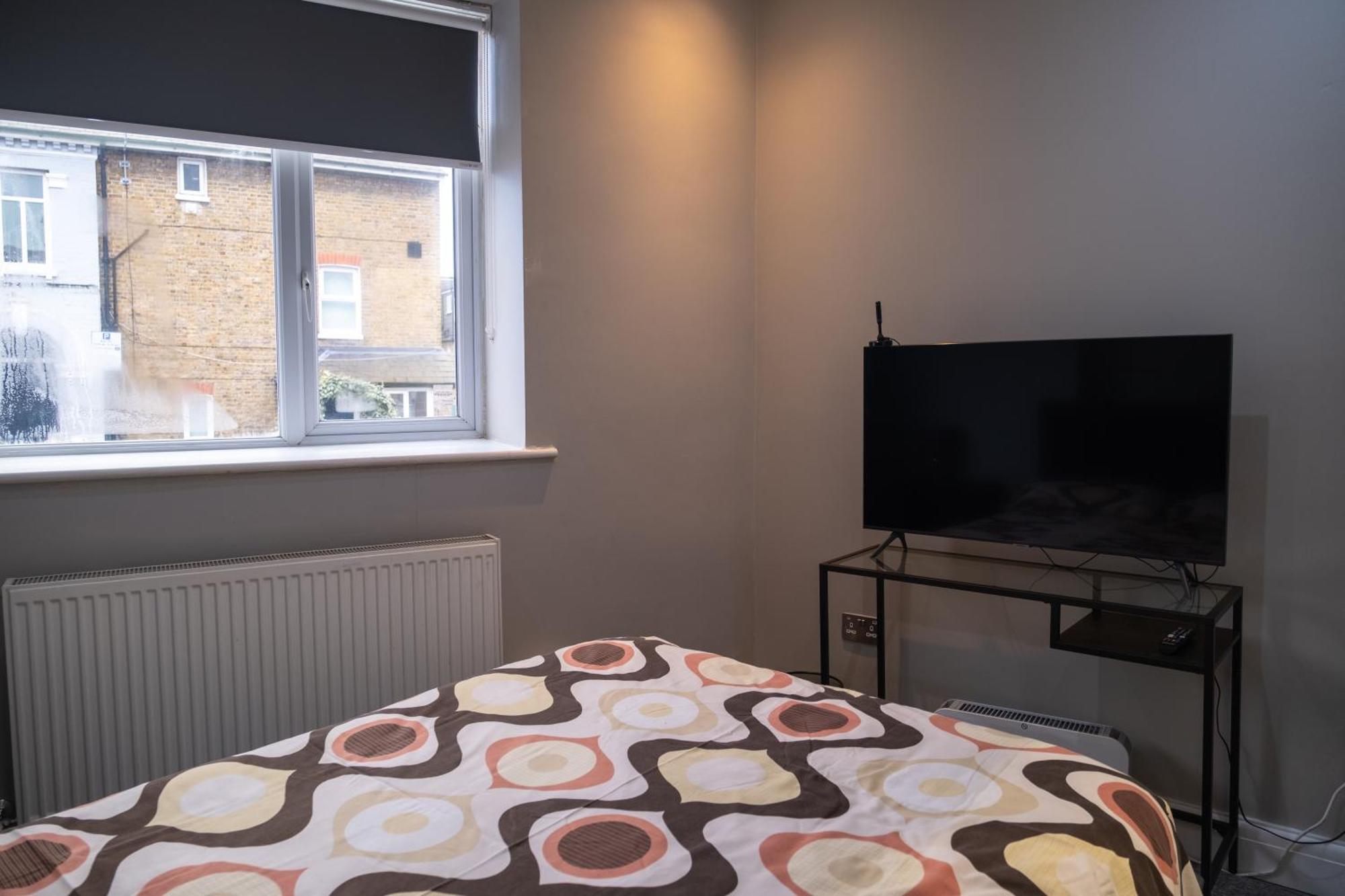 Spacious 2 Bed 2 Bath Apartment With Free Parking For 2 Cars And Underground Station Zone 2 For Quick Access To Central London Up To 10 Guests Екстериор снимка