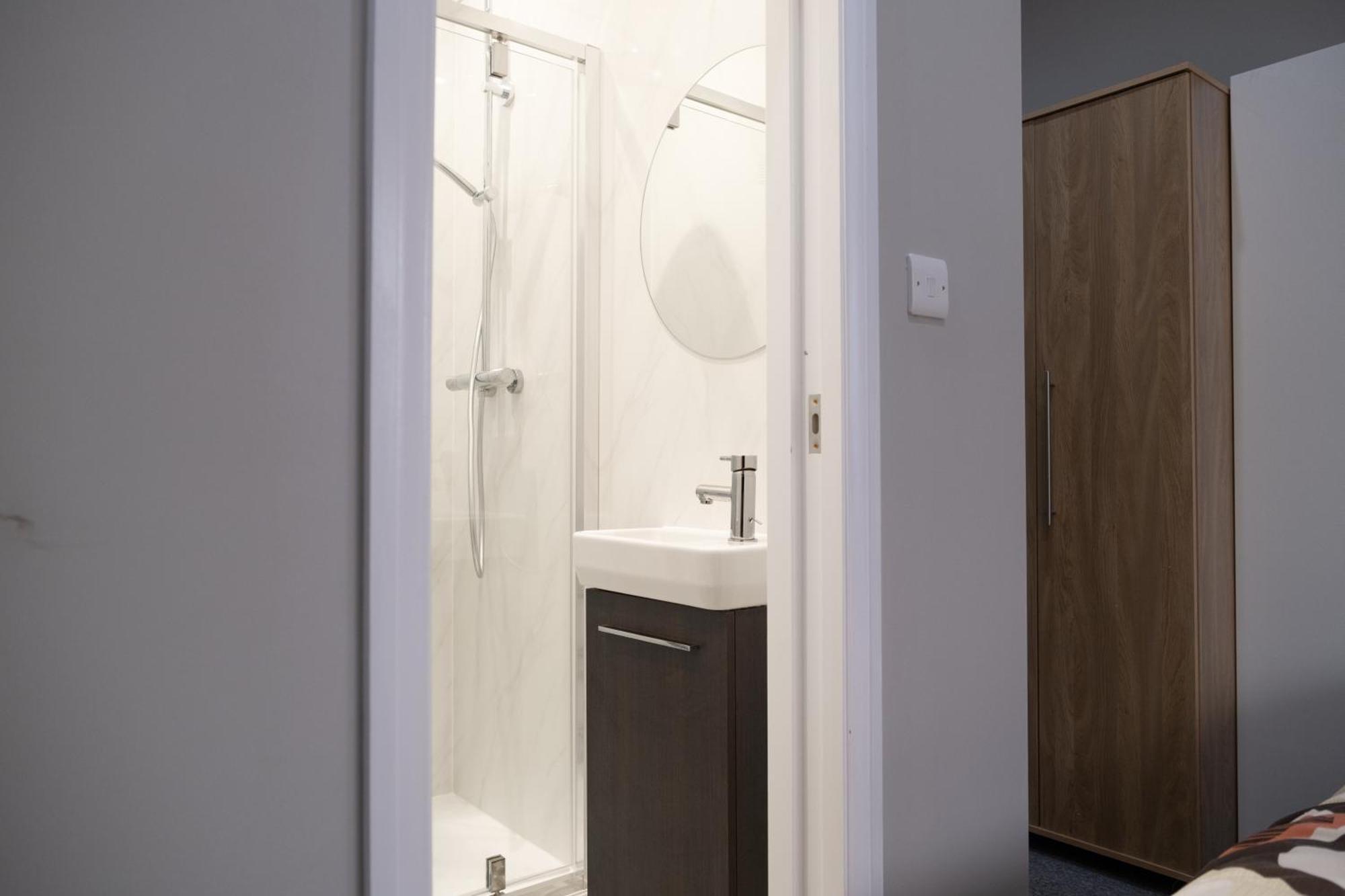 Spacious 2 Bed 2 Bath Apartment With Free Parking For 2 Cars And Underground Station Zone 2 For Quick Access To Central London Up To 10 Guests Екстериор снимка