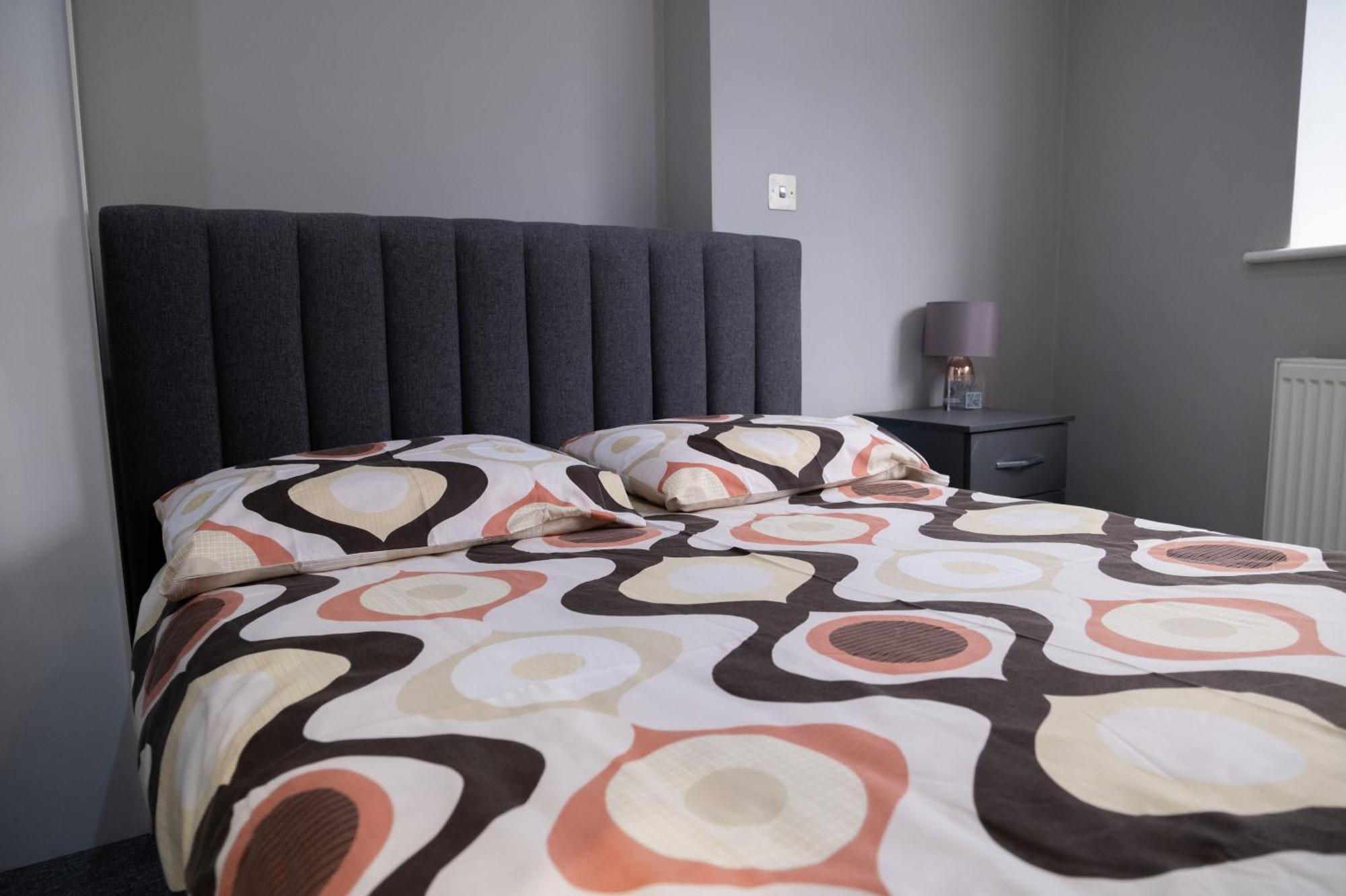 Spacious 2 Bed 2 Bath Apartment With Free Parking For 2 Cars And Underground Station Zone 2 For Quick Access To Central London Up To 10 Guests Екстериор снимка