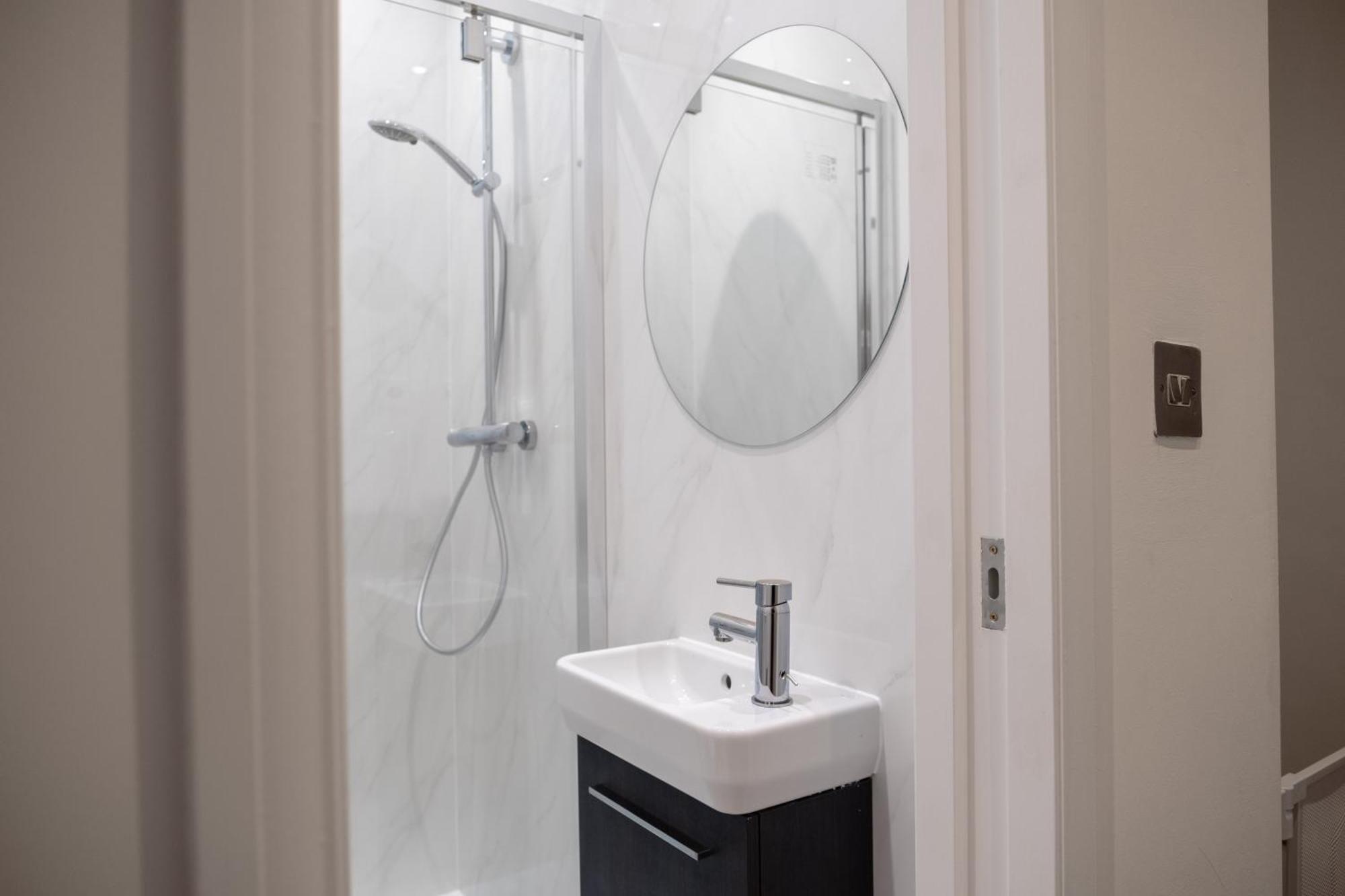 Spacious 2 Bed 2 Bath Apartment With Free Parking For 2 Cars And Underground Station Zone 2 For Quick Access To Central London Up To 10 Guests Екстериор снимка