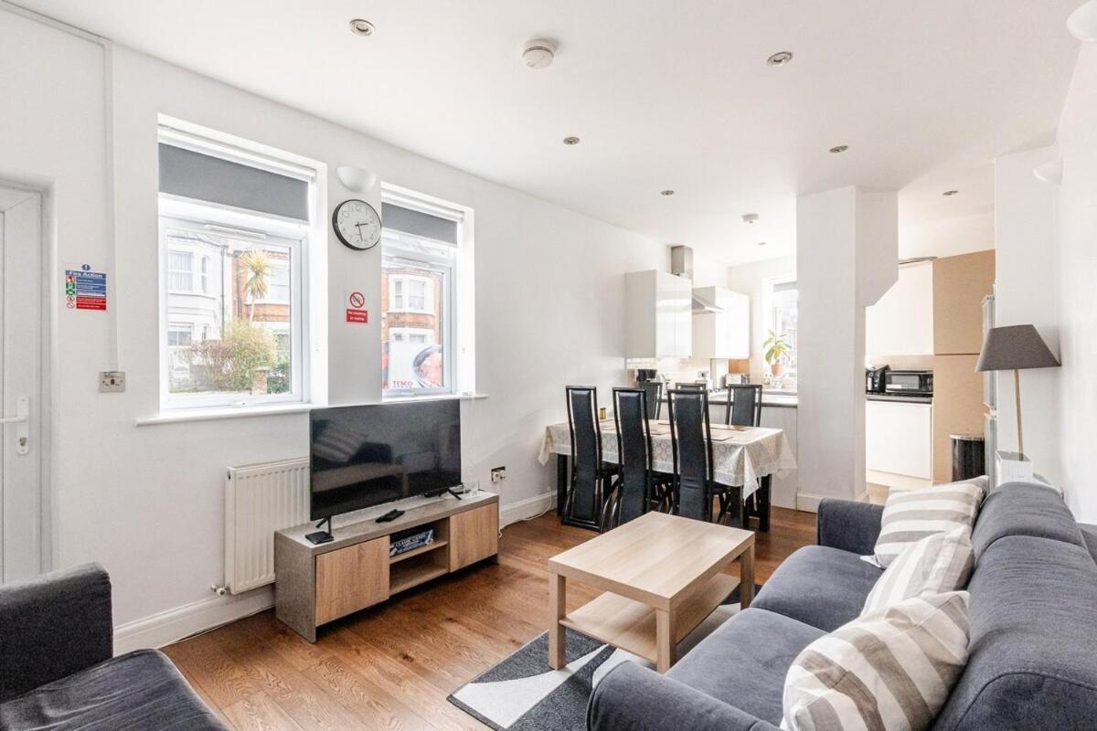 Spacious 2 Bed 2 Bath Apartment With Free Parking For 2 Cars And Underground Station Zone 2 For Quick Access To Central London Up To 10 Guests Екстериор снимка