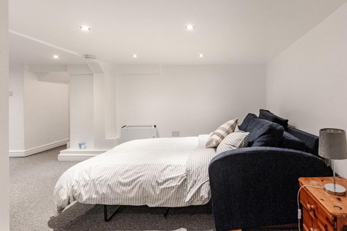 Spacious 2 Bed 2 Bath Apartment With Free Parking For 2 Cars And Underground Station Zone 2 For Quick Access To Central London Up To 10 Guests Екстериор снимка