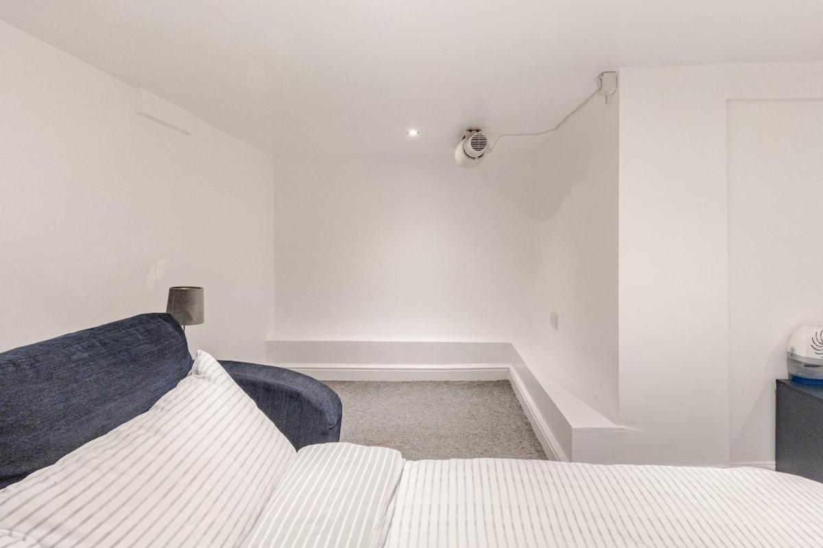 Spacious 2 Bed 2 Bath Apartment With Free Parking For 2 Cars And Underground Station Zone 2 For Quick Access To Central London Up To 10 Guests Екстериор снимка