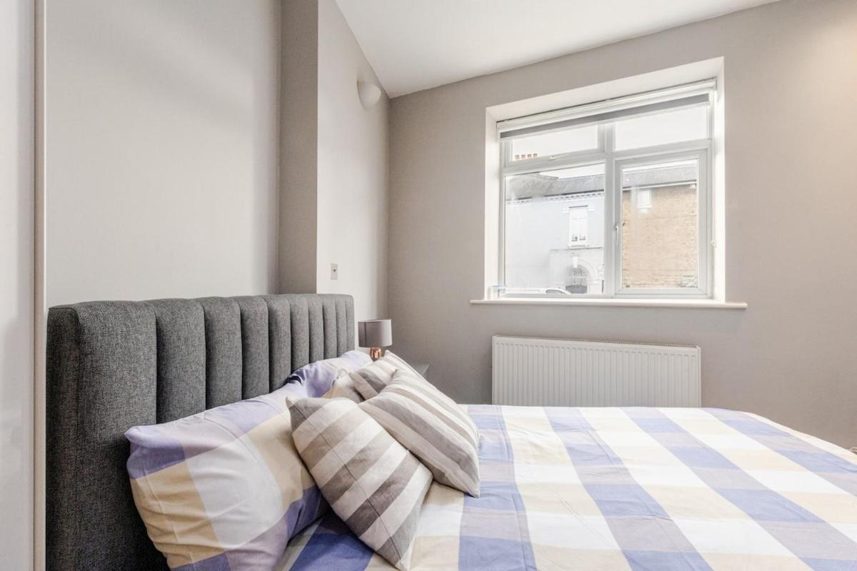 Spacious 2 Bed 2 Bath Apartment With Free Parking For 2 Cars And Underground Station Zone 2 For Quick Access To Central London Up To 10 Guests Екстериор снимка