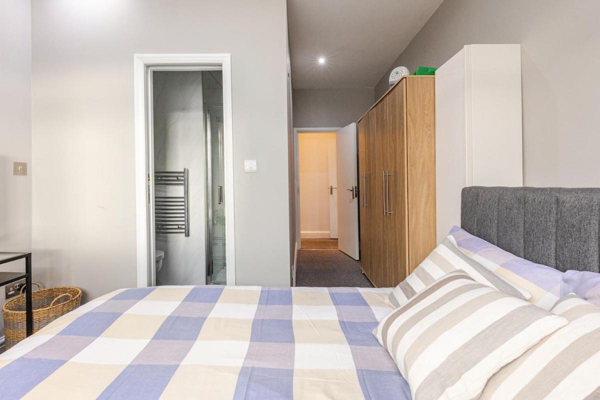 Spacious 2 Bed 2 Bath Apartment With Free Parking For 2 Cars And Underground Station Zone 2 For Quick Access To Central London Up To 10 Guests Екстериор снимка