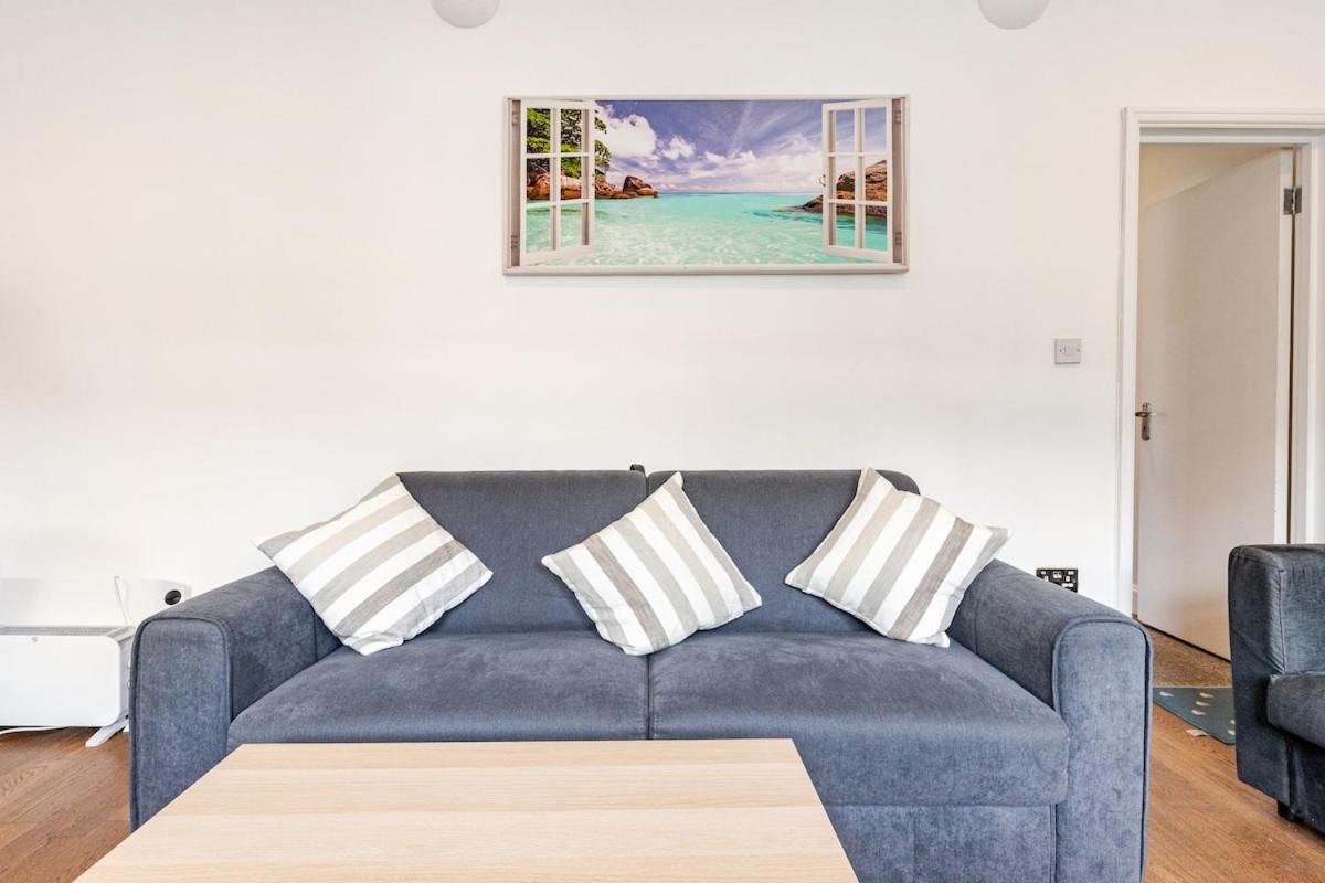 Spacious 2 Bed 2 Bath Apartment With Free Parking For 2 Cars And Underground Station Zone 2 For Quick Access To Central London Up To 10 Guests Екстериор снимка
